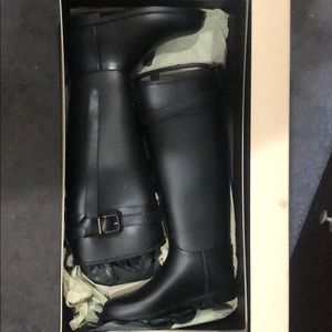 Burberry riding rain boot with belt